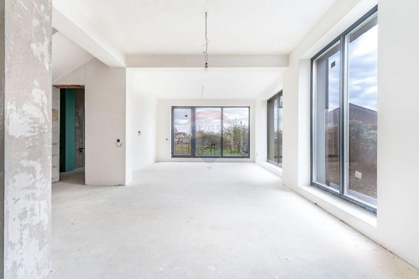Casă cu 5 camere cu Teren 250 Mp în Mărăști