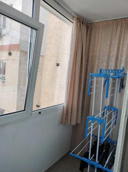 Apartament cu 3 camere semidecomandat, mobilat în Central