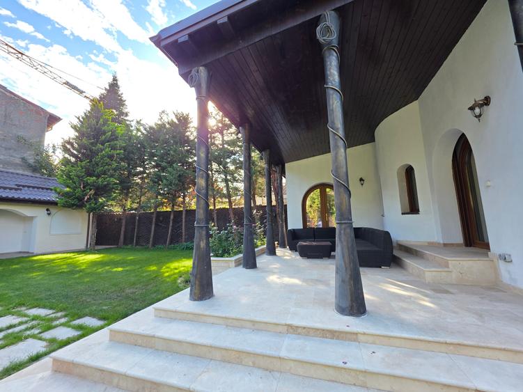 Casă individuală cu 9 camere cu Garaj în Timpuri Noi