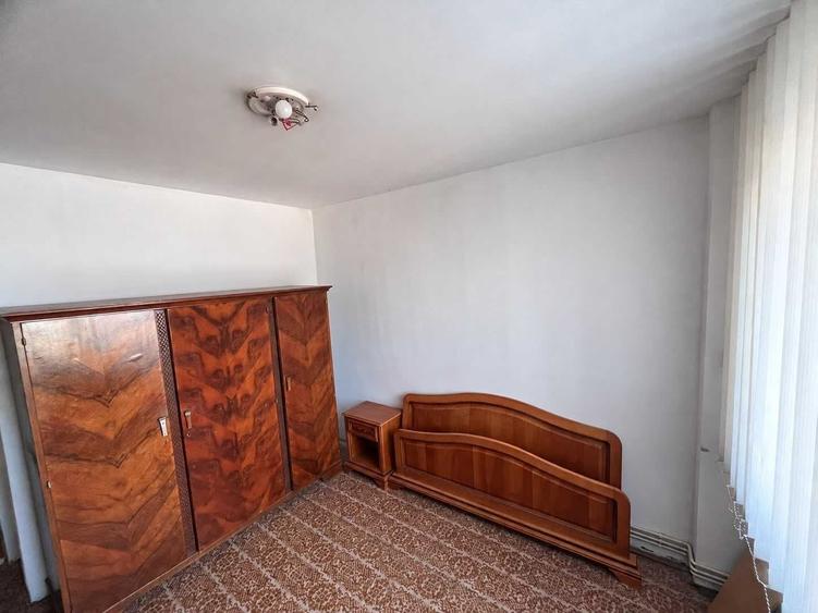 Apartament cu 3 camere decomandat în Calea București