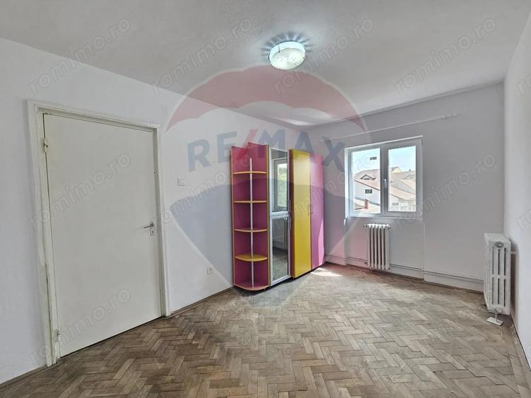 Apartament cu 3 camere semidecomandat în Central