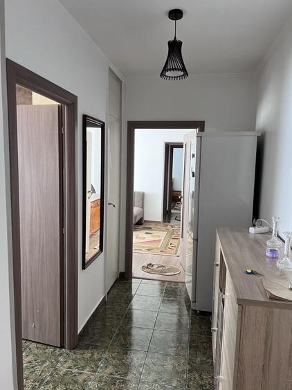 Apartament cu 3 camere semidecomandat în Hipodrom