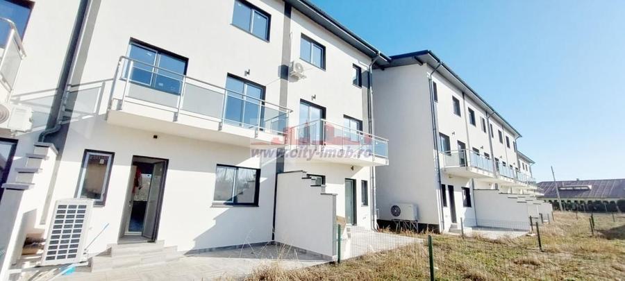 Casă individuală cu 4 camere decomandat cu Canalizare în Ostratu
