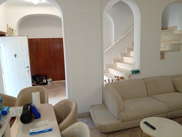 Casă cu 5 camere cu Teren 275 Mp în Tineretului