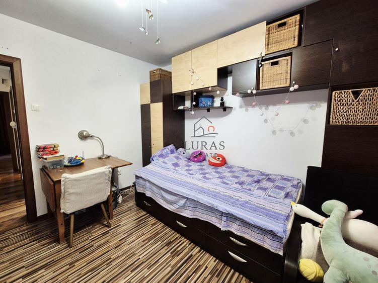 Apartament cu 4 camere semidecomandat, mobilat în Tomis III