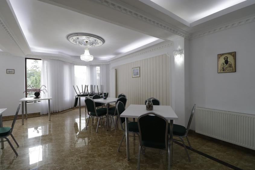 Casă individuală cu 10 camere cu Canalizare în Furnica
