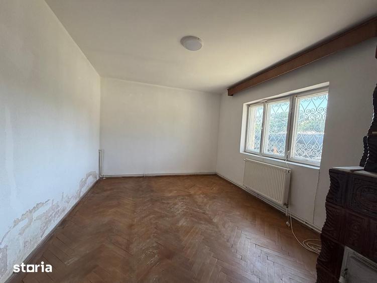 Casă cu 9 camere cu Teren 1500 Mp în Odăi