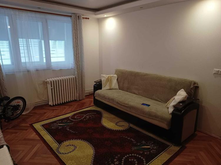 Apartament cu 3 camere semidecomandat în Central