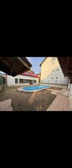 Casă cu 8 camere cu Teren 500 Mp în Central
