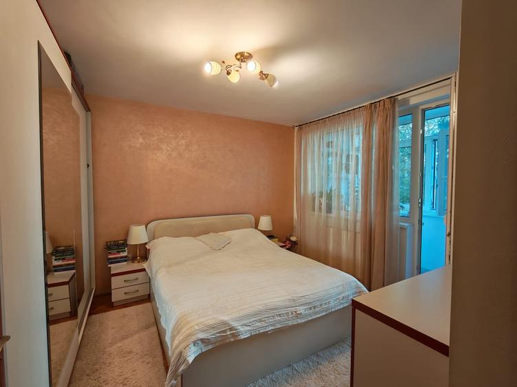 Apartament cu 3 camere decomandat, mobilat în Cornișa