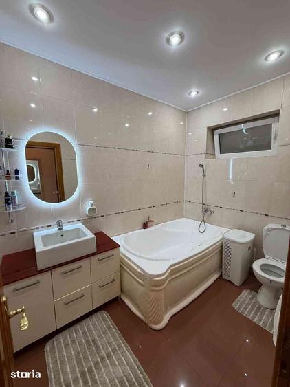 Casă cu 8 camere cu Teren 1400 Mp în Ultracentral