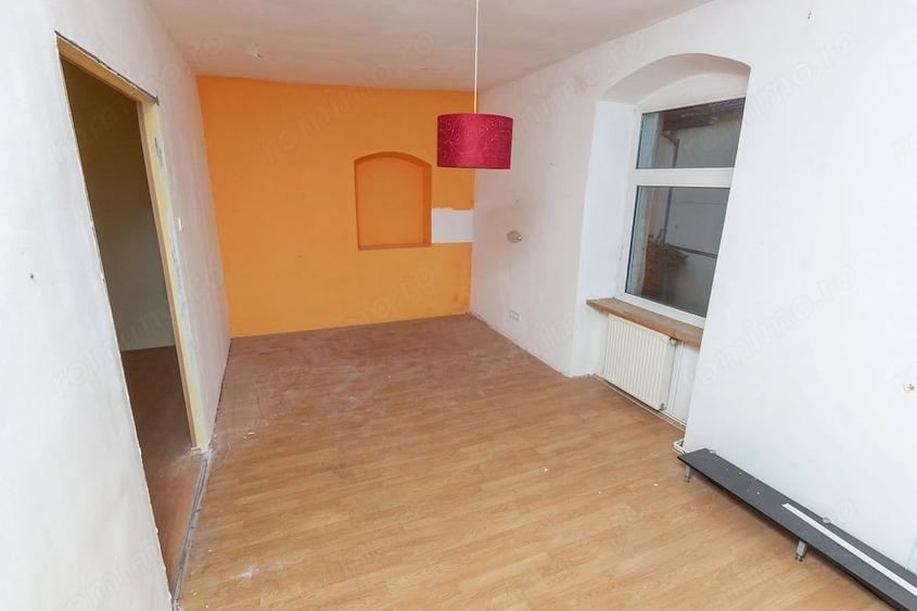 Casă cu 9 camere cu Teren 633 Mp în Schei