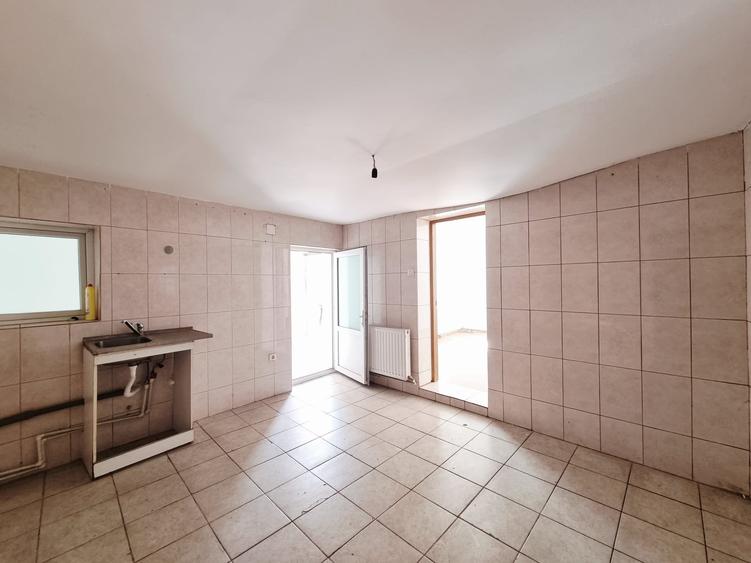 Casă individuală cu 5 camere cu Canalizare în Nord