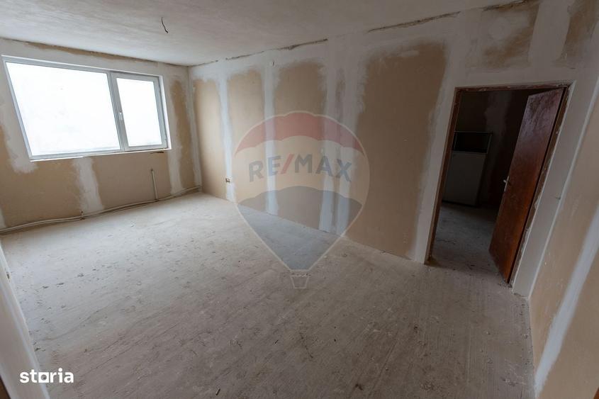 Spațiu comercial, de 3,700 mp, în Petros