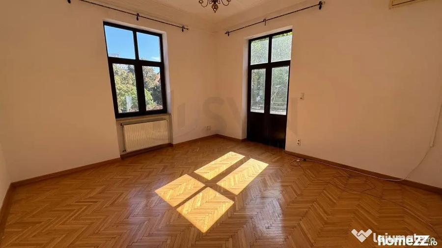 Apartament cu 7 camere decomandat în Capitale