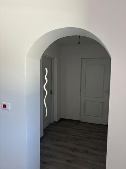 Apartament cu 3 camere decomandat în Cârjoaia