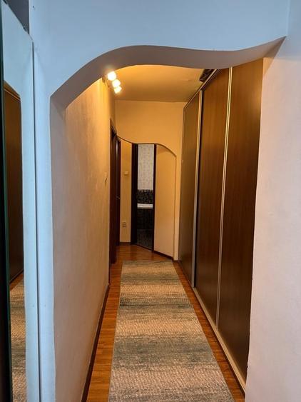 Apartament cu 3 camere decomandat în Titan