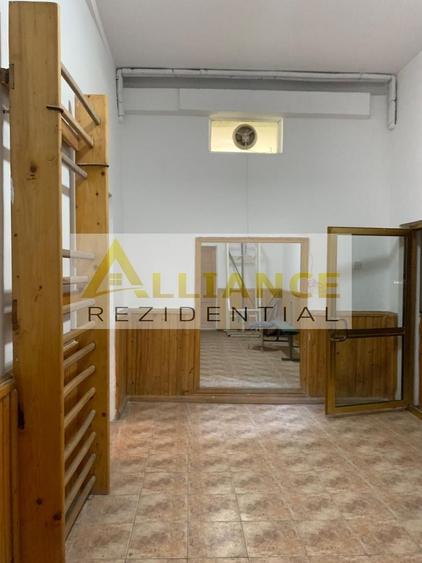 Casă individuală cu 14 camere cu Canalizare în Cățelu