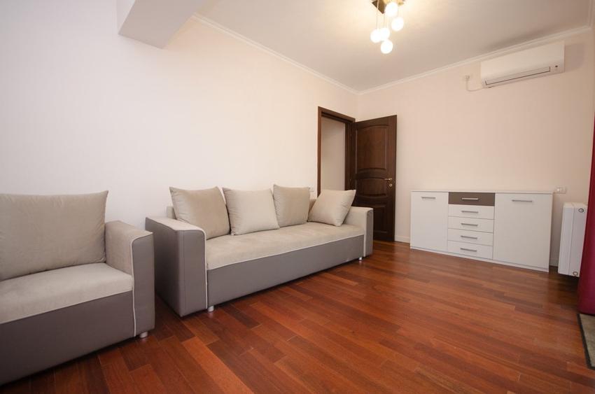 Apartament cu 3 camere decomandat în P-ța Victoriei
