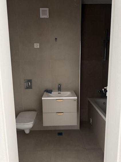 Apartament cu 3 camere decomandat în Exterior Vest
