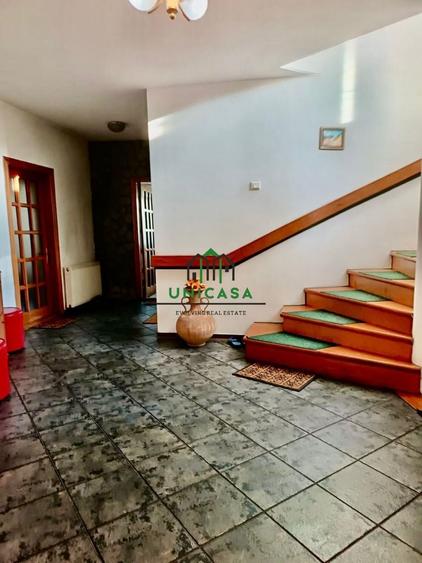 Casă individuală cu 7 camere cu Canalizare în Cartierul Nord