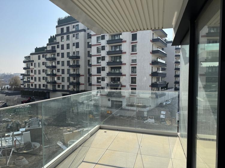 Apartament cu 3 camere semidecomandat în Floreasca