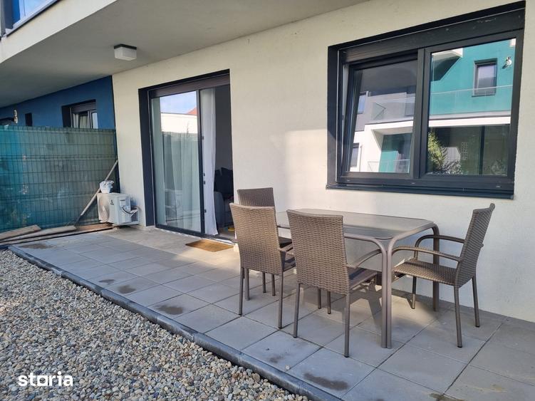Apartament cu 2 camere, mobilat în Est