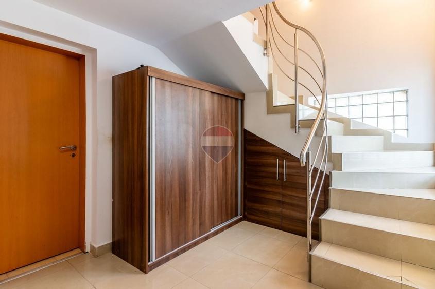 Casă individuală cu 8 camere cu Teren 440 Mp în Uverturii