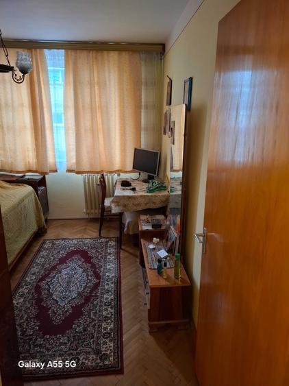Vand apartament 2 camere, decomandat, Drumul Taberei, str. Targu Neamt 36/85000 euro + 2 garaje/40000 euro/garaj - 2