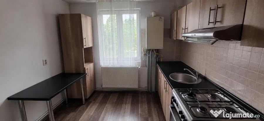 Apartament cu 3 camere decomandat în Tunari