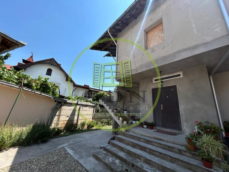 Casă individuală cu 10 camere cu Canalizare în Brazda lui Novac