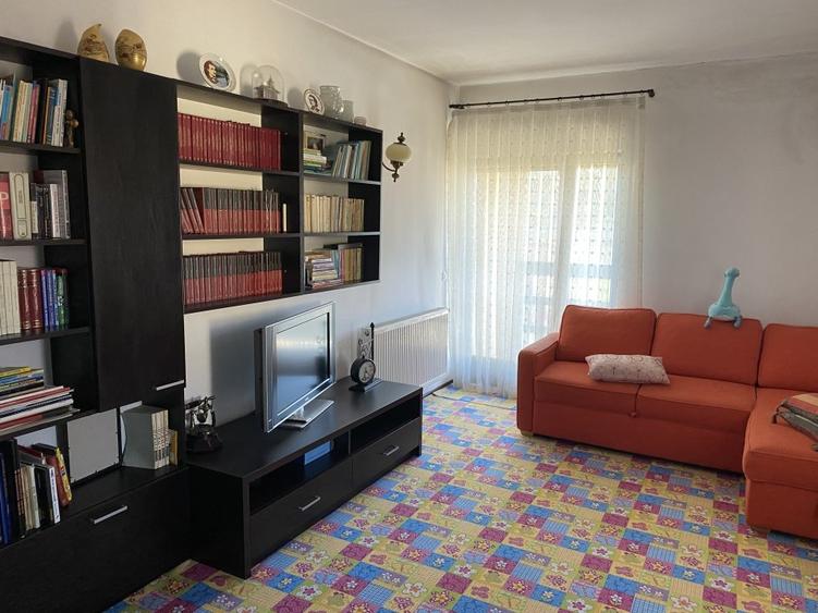 Casă individuală cu 9 camere cu Teren 521 Mp în Bucium