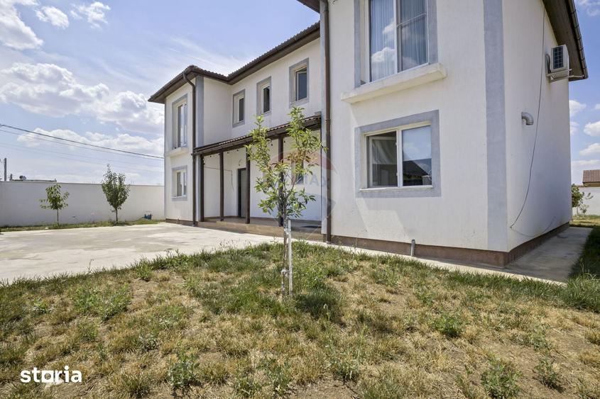 Casă cu 8 camere cu Teren 491 Mp în Central
