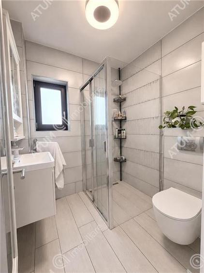 Duplex cu 5 camere cu Canalizare în Cristian