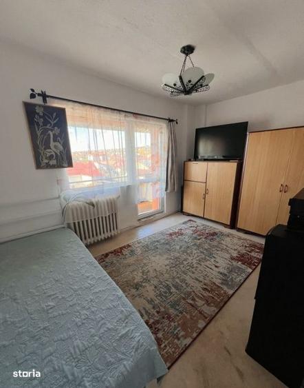 Apartament cu 3 camere decomandat în Est