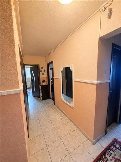 Apartament cu 4 camere semidecomandat, mobilat în Tractorul