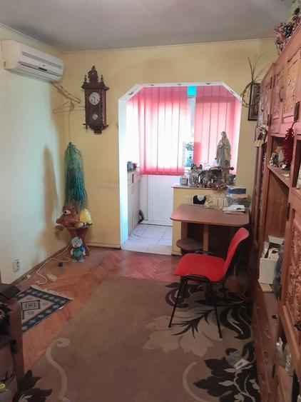 Apartament cu 2 camere semidecomandat în Craiovița Nouă
