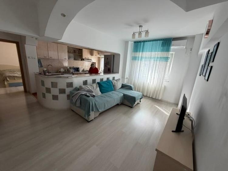 Apartament cu 4 camere semidecomandat în Tineretului