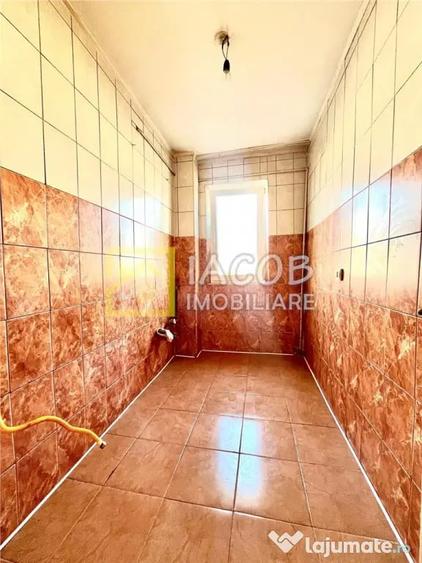 Apartament cu 3 camere semidecomandat în Milcov