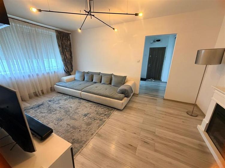 Apartament cu 3 camere decomandat, mobilat în Alexandru cel Bun