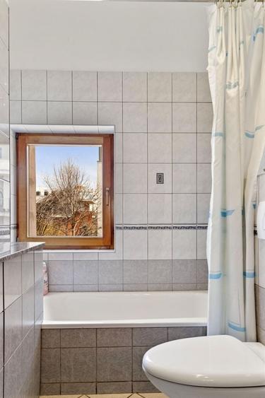 Apartament cu 8 camere semidecomandat, mobilat în Capitale