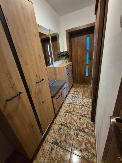 Apartament cu 3 camere semidecomandat, mobilat în 1 Mai