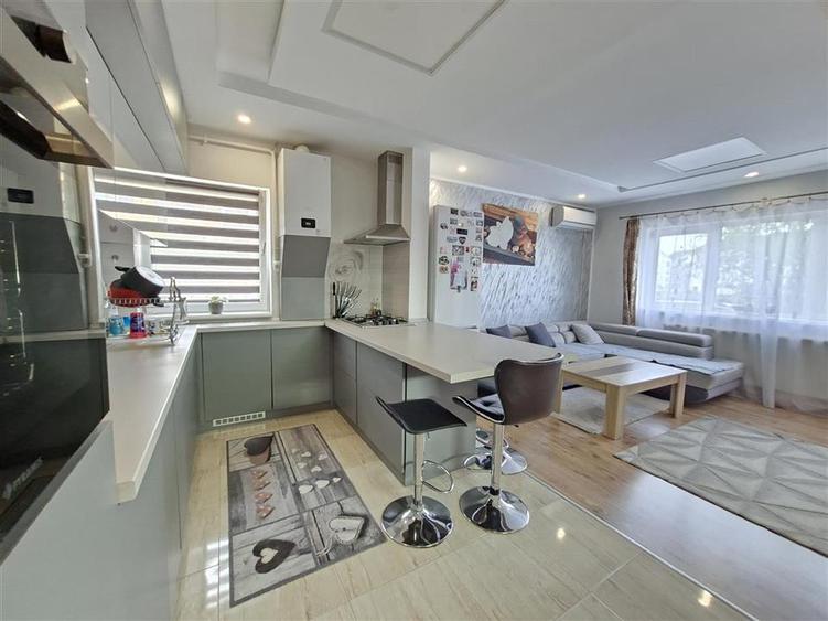 Apartament cu 3 camere decomandat, mobilat în Exterior Est