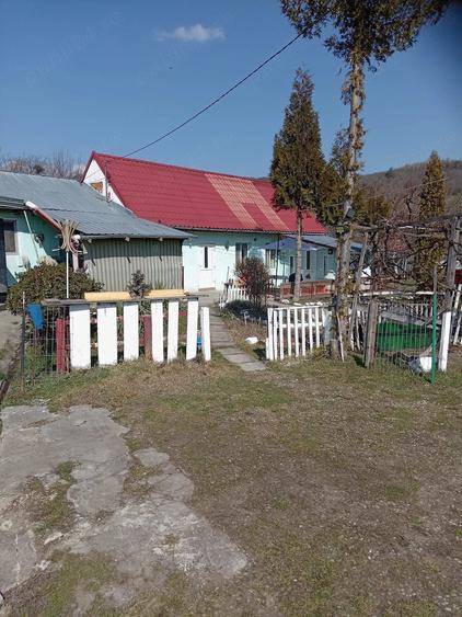 Casă cu 2 camere cu Teren 1200 Mp în Central
