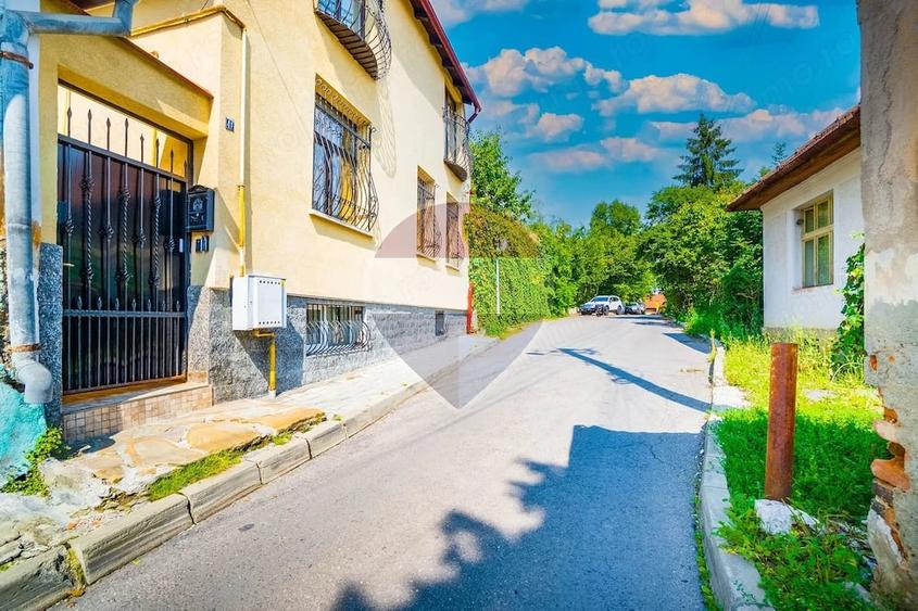 Casă cu 8 camere cu Teren 164 Mp în Brașovul Vechi