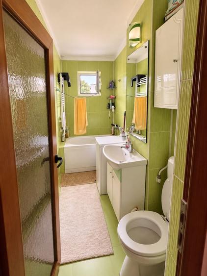 Apartament cu 3 camere semidecomandat în Km 4