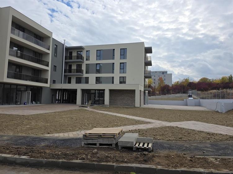 Apartament cu 3 camere decomandat în Europa