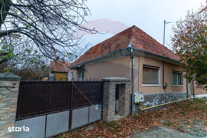 Casă cu 4 camere cu Teren 7139 Mp în Central
