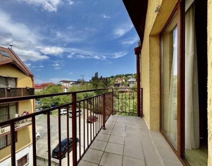 Apartament cu 3 camere semidecomandat în Câmpului