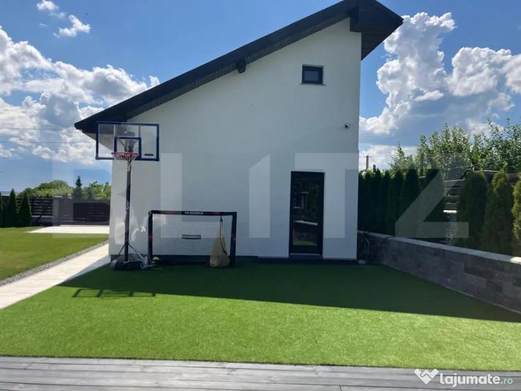 Casă cu 7 camere cu Teren 1440 Mp în Uriu